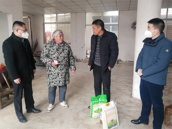 張橋社區(qū)慰問 2.jpg